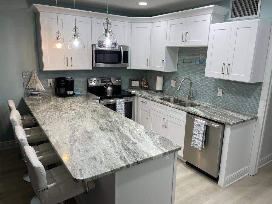 Beachfront Condo On Quiet Treasure Island- 1 Bed 세인트피트비치 외부 사진