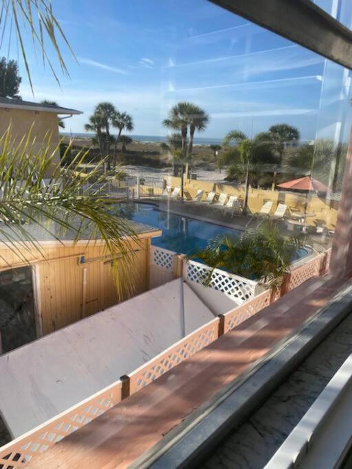 Beachfront Condo On Quiet Treasure Island- 1 Bed 세인트피트비치 외부 사진