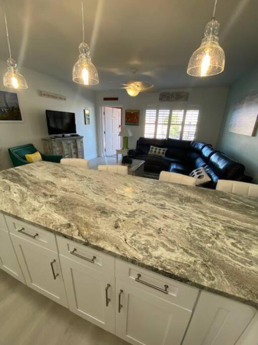 Beachfront Condo On Quiet Treasure Island- 1 Bed 세인트피트비치 외부 사진