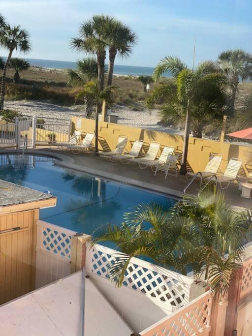 Beachfront Condo On Quiet Treasure Island- 1 Bed 세인트피트비치 외부 사진