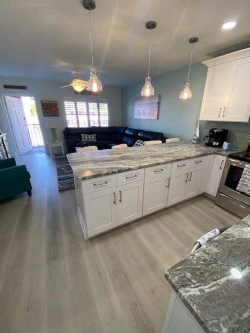 Beachfront Condo On Quiet Treasure Island- 1 Bed 세인트피트비치 외부 사진