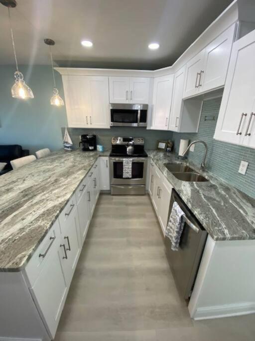 Beachfront Condo On Quiet Treasure Island- 1 Bed 세인트피트비치 외부 사진