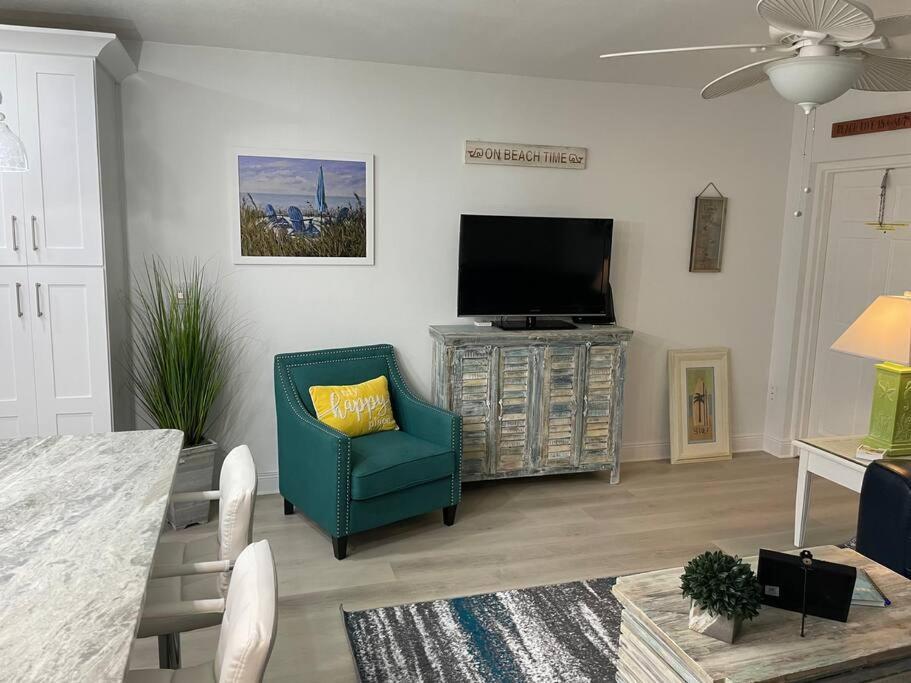 Beachfront Condo On Quiet Treasure Island- 1 Bed 세인트피트비치 외부 사진