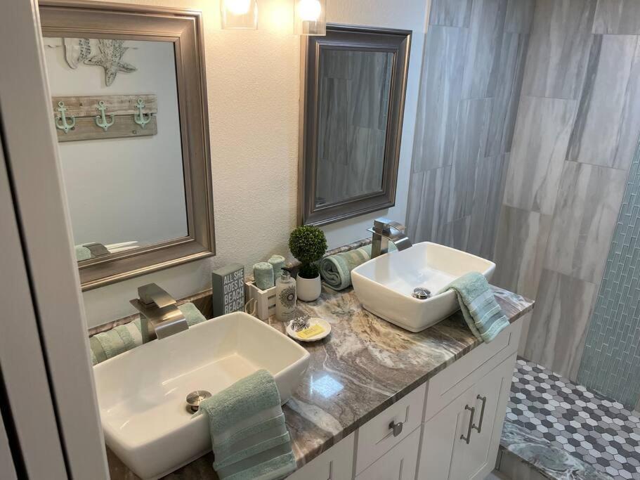 Beachfront Condo On Quiet Treasure Island- 1 Bed 세인트피트비치 외부 사진
