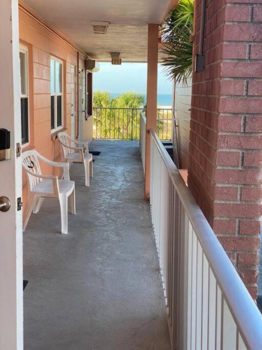 Beachfront Condo On Quiet Treasure Island- 1 Bed 세인트피트비치 외부 사진