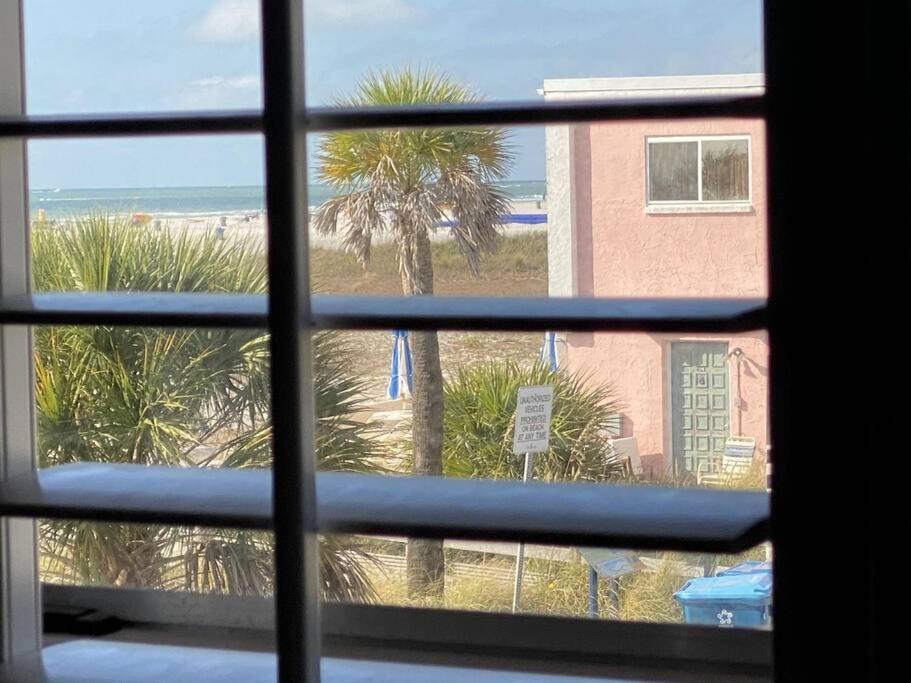 Beachfront Condo On Quiet Treasure Island- 1 Bed 세인트피트비치 외부 사진